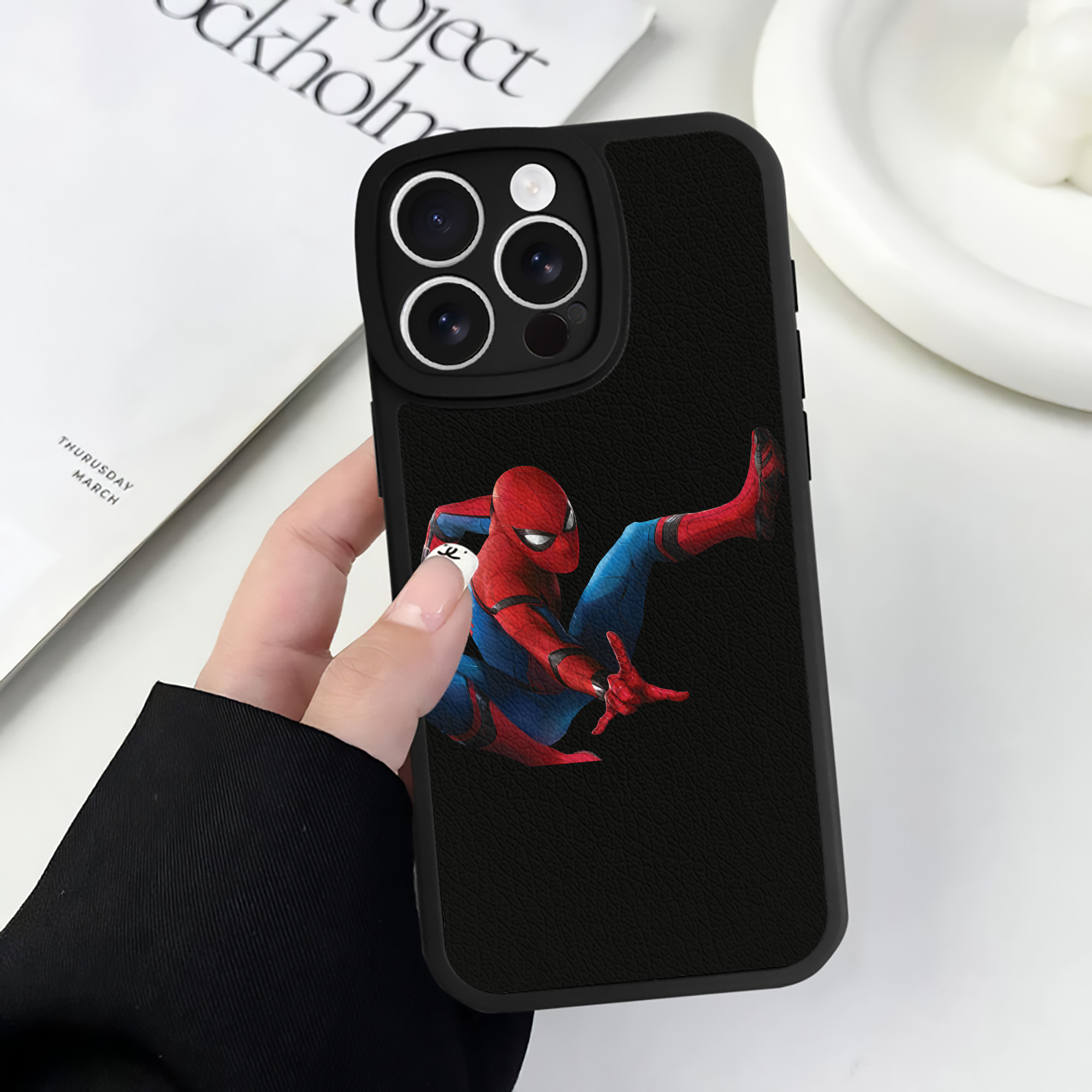 （画像用） Spider Man スパイダーマン 【iPhone 16シリーズ対応】シリコンスマホケース（レザー調） 材質：シリコン